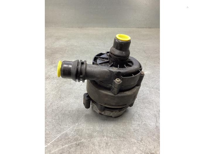 Begagnade Extra vattenpump BMW 3 serie (F30) 330e Pris € 75,00 Marginaltabell erbjuds av Gebr Opdam B.V.