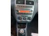 Radio CD player from a Fiat Grande Punto (199), 2005 1.4 16V, Hatchback, Petrol, 1.368cc, 70kW (95pk), FWD, 199A6000, 2005-10 / 2011-08, 199AXG1; BXG1 2009