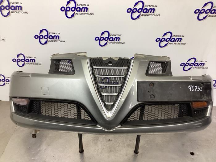 Front bumper from a Alfa Romeo GT (937) 2.0 JTS 16V 2006