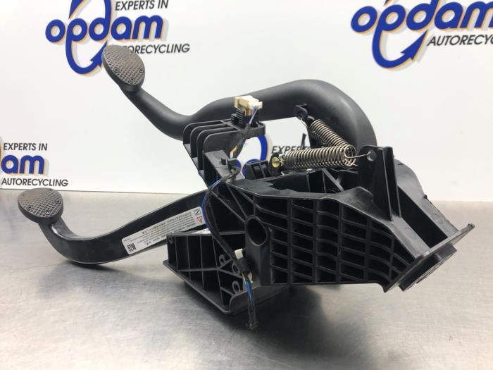 Set of pedals from a MINI Mini (F56) 1.5 12V Cooper 2018
