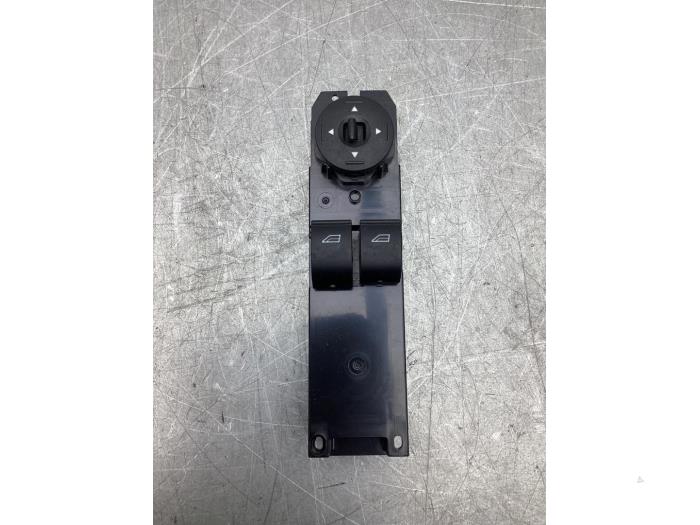 Usados Interruptor de ventanilla eléctrica Ford Focus 3 Wagon 1.0 Ti-VCT EcoBoost 12V 125 Precio € 32,00 Norma de margen ofrecido por Gebr Opdam B.V.