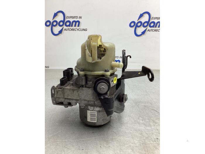 Usagé Pompe de direction Dacia Lodgy (JS/SD0J) 1.2 TCE 16V Prix € 225,00 Règlement à la marge proposé par Gebr Opdam B.V.