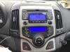 Radio/Lecteur CD d'un Hyundai i30 (FD), 2007 / 2011 1.6 CVVT 16V, Berline avec hayon arrière, Essence, 1.591cc, 93kW (126pk), FWD, G4FCG, 2008-02 / 2011-11, B5P6; B5PA; B5PE 2008