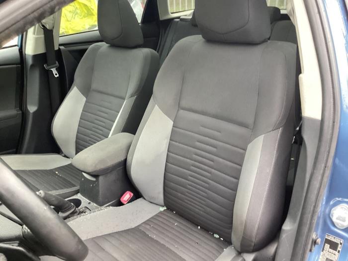Używane Dzwignia hamulca postojowego Toyota Auris Touring Sports (E18) 1.2 T 16V Cena € 36,00 Procedura marży oferowane przez Gebr Opdam B.V.