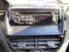 Radio CD player from a Peugeot 208 I (CA/CC/CK/CL), 2012 / 2019 1.2 Vti 12V PureTech 82, Hatchback, Petrol, 1.199cc, 60kW (82pk), FWD, EB2F; HMZ, 2012-03 / 2019-12, CAHMZ; CCHMZ 2012