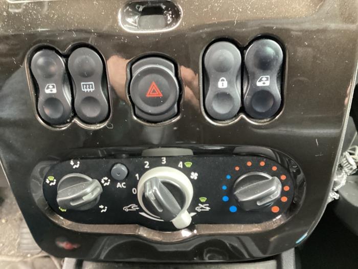 Usados Interruptor de ventanilla eléctrica Dacia Duster (HS) 1.6 16V Precio € 27,00 Norma de margen ofrecido por Gebr Opdam B.V.
