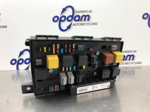 Usados Caja de fusibles Opel Zafira (M75) 2.2 16V Direct Ecotec Precio € 100,00 Norma de margen ofrecido por Gebr Opdam B.V.