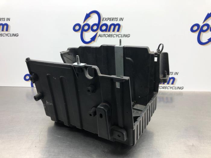 Begagnade Batterilåda Ford Fiesta 7 1.1 Ti-VCT 12V 85 Pris € 22,00 Marginaltabell erbjuds av Gebr Opdam B.V.