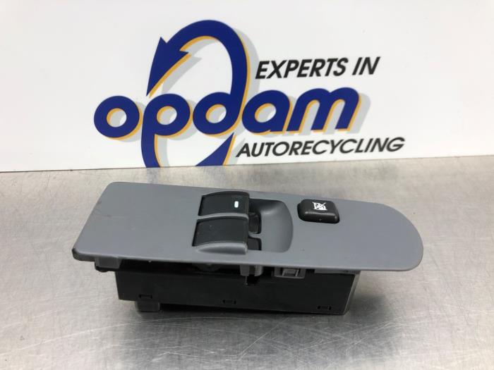 Usados Interruptor de ventanilla eléctrica Mitsubishi Colt (Z2/Z3) 1.3 16V Precio € 45,00 Norma de margen ofrecido por Gebr Opdam B.V.