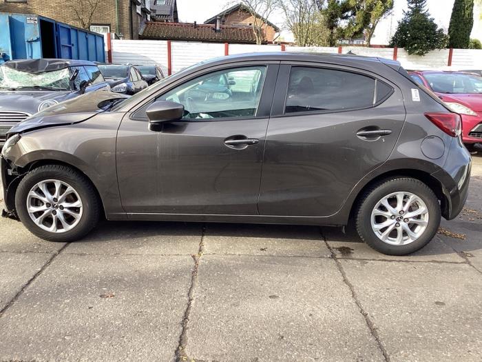Używane Próg lewy Mazda 2 (DJ/DL) 1.5 SkyActiv-G 90 Cena na żądanie oferowane przez Gebr Opdam B.V.
