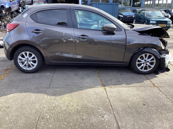 Używane Próg prawy Mazda 2 (DJ/DL) 1.5 SkyActiv-G 90 Cena na żądanie oferowane przez Gebr Opdam B.V.