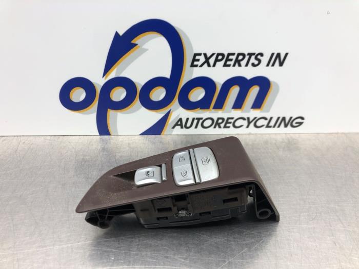 Usados Interruptor de ventanilla eléctrica BMW 7 serie (G11/12) 740d,Ld xDrive 24V Precio € 45,00 Norma de margen ofrecido por Gebr Opdam B.V.