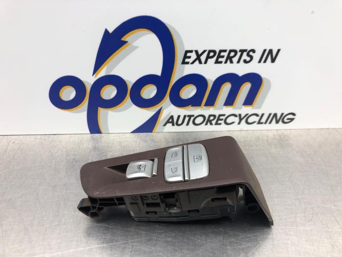 Usados Interruptor de ventanilla eléctrica BMW 7 serie (G11/12) 740d,Ld xDrive 24V Precio € 45,00 Norma de margen ofrecido por Gebr Opdam B.V.