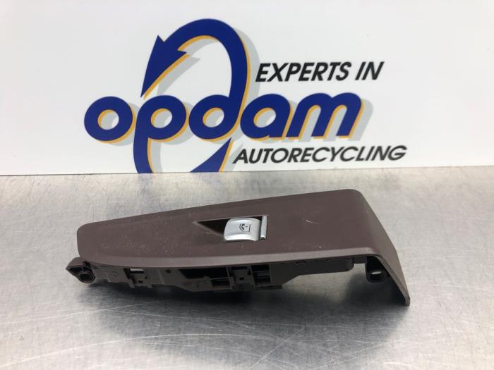 Usados Interruptor de ventanilla eléctrica BMW 7 serie (G11/12) 740d,Ld xDrive 24V Precio € 27,00 Norma de margen ofrecido por Gebr Opdam B.V.