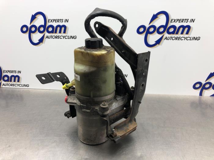 Usagé Pompe de direction Ford Focus C-Max 1.8 16V Prix € 90,00 Règlement à la marge proposé par Gebr Opdam B.V.