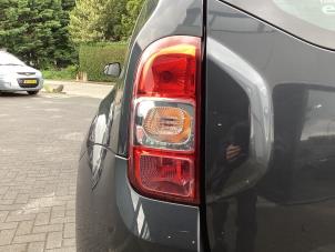 Usagé Feu arrière gauche Dacia Duster (HS) 1.2 TCE 16V Prix € 50,00 Règlement à la marge proposé par Gebr Opdam B.V.
