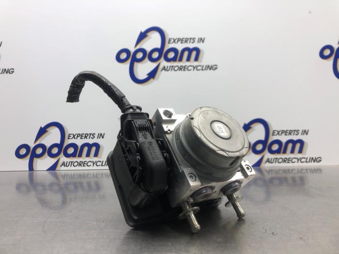 Usagé Bloc ABS Mazda 2 (DJ/DL) 1.5 SkyActiv-G 90 Prix € 158,00 Règlement à la marge proposé par Gebr Opdam B.V.
