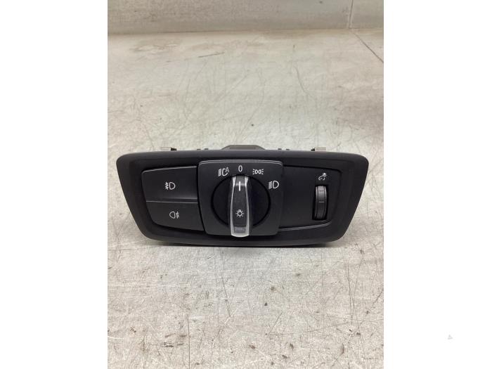 Używane Przelacznik swiatel BMW 1 serie (F20) 125i 2.0 16V Cena € 50,00 Procedura marży oferowane przez Gebr Opdam B.V.