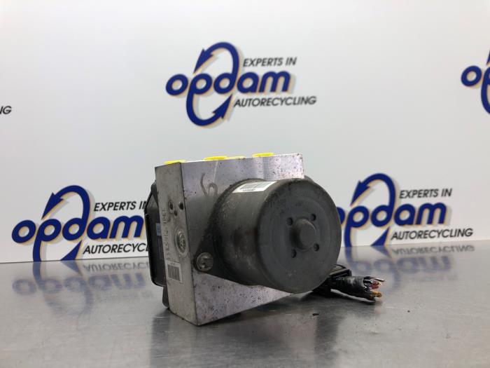 Używane Pompa ABS Ford Mondeo IV Wagon 2.0 16V Cena € 68,00 Procedura marży oferowane przez Gebr Opdam B.V.