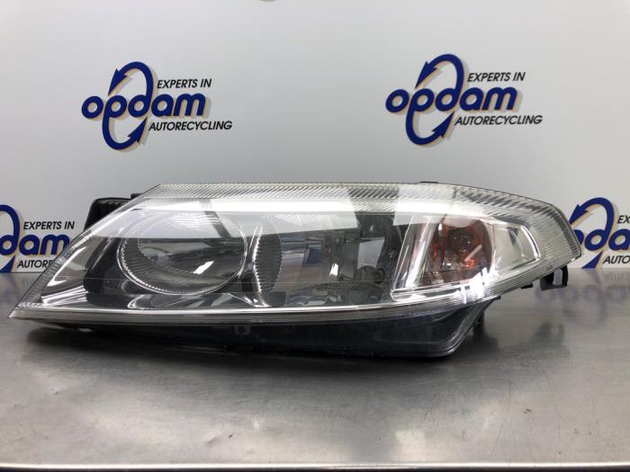 Używane Reflektor lewy Renault Laguna II (BG) 1.8 16V Cena € 27,00 Procedura marży oferowane przez Gebr Opdam B.V.