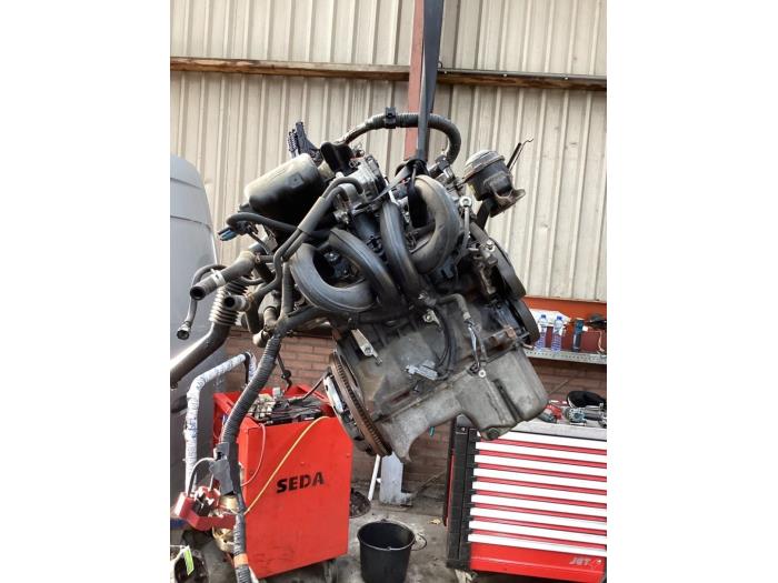 Engine from a Toyota Yaris II (P9) 1.3 16V VVT-i 2009
