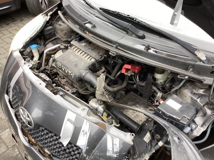 Engine from a Toyota Yaris II (P9) 1.3 16V VVT-i 2009