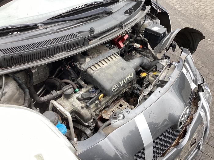 Engine from a Toyota Yaris II (P9) 1.3 16V VVT-i 2009