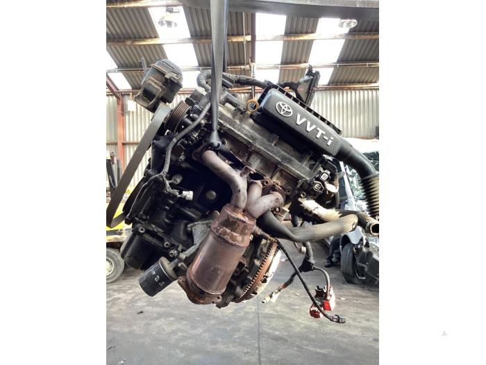 Engine from a Toyota Yaris II (P9) 1.3 16V VVT-i 2009