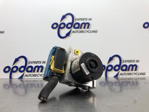 Usagé Pompe ABS Renault Twingo II (CN) 1.2 16V Prix € 125,00 Règlement à la marge proposé par Gebr Opdam B.V.