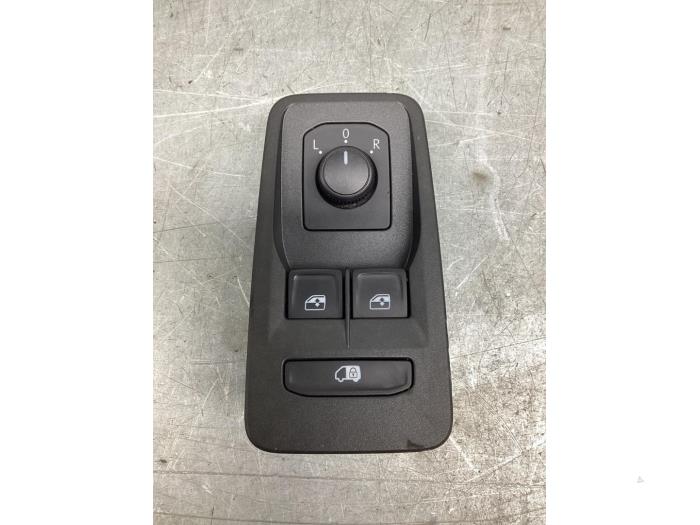 Usados Interruptor de ventanilla eléctrica Volkswagen Caddy Cargo V (SBA/SBH) 2.0 TDI BlueMotionTechnology Precio € 48,40 IVA incluido ofrecido por Gebr Opdam B.V.