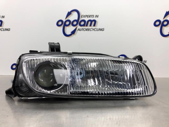 Używane Reflektor prawy Mazda 323 F (BA14) 1.5i GLX,GT 16V Cena € 32,00 Procedura marży oferowane przez Gebr Opdam B.V.
