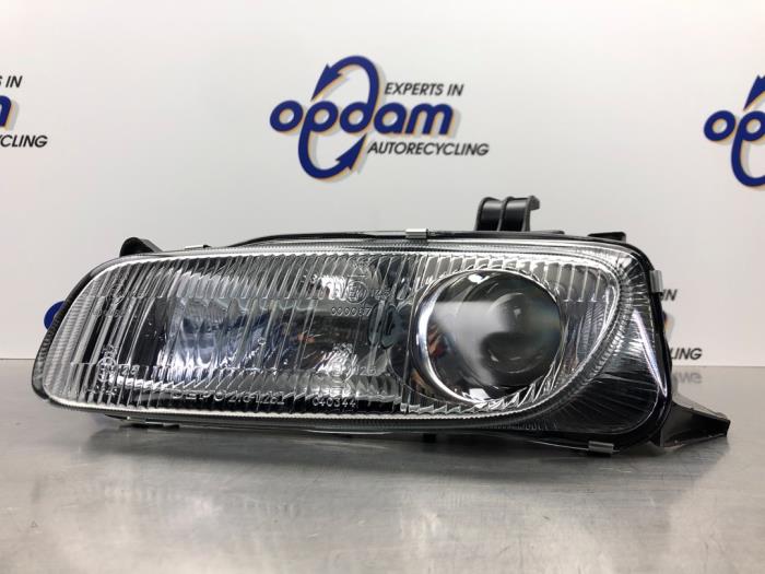 Używane Reflektor lewy Mazda 323 F (BA14) 1.5i GLX,GT 16V Cena € 22,00 Procedura marży oferowane przez Gebr Opdam B.V.