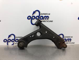Begagnade Främre undre gaffelben, höger Opel Corsa D 1.2 ecoFLEX Pris € 35,00 Marginaltabell erbjuds av Gebr Opdam B.V.