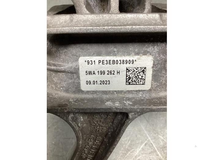 Engine mount from a Volkswagen Caddy Cargo V (SBA/SBH) 2.0 TDI BlueMotionTechnology 2023