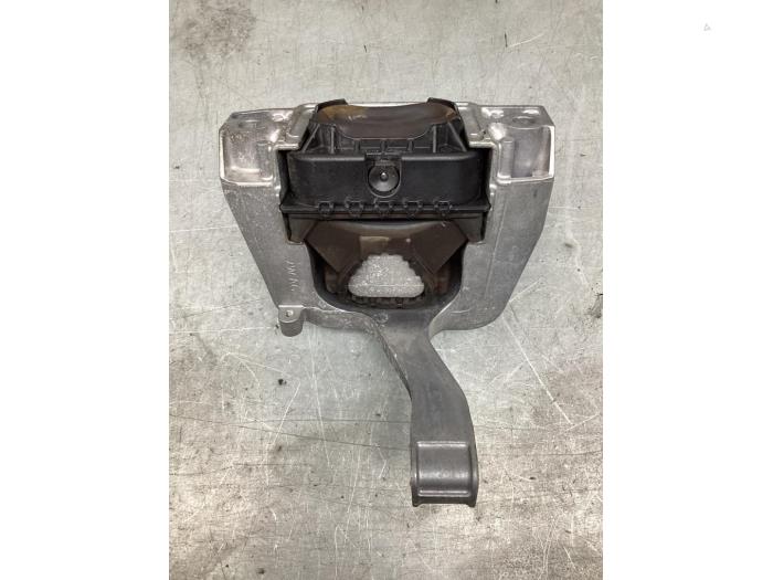 Engine mount from a Volkswagen Caddy Cargo V (SBA/SBH) 2.0 TDI BlueMotionTechnology 2023