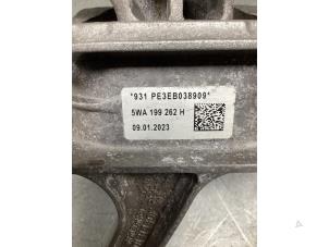 Engine mount from a Volkswagen Caddy Cargo V (SBA/SBH) 2.0 TDI BlueMotionTechnology 2023