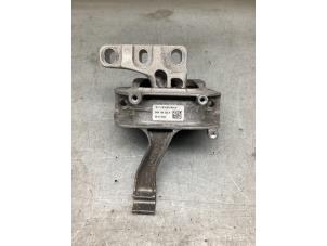 Engine mount from a Volkswagen Caddy Cargo V (SBA/SBH) 2.0 TDI BlueMotionTechnology 2023