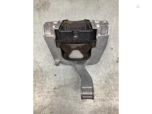 Engine mount from a Volkswagen Caddy Cargo V (SBA/SBH) 2.0 TDI BlueMotionTechnology 2023