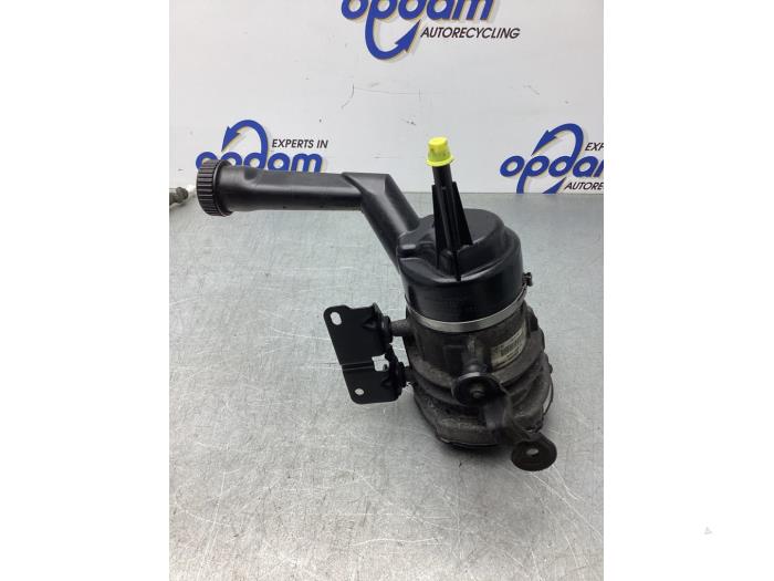 Usagé Pompe de direction Peugeot Partner (GC/GF/GG/GJ/GK) 1.6 HDI 90 16V Prix € 125,00 Règlement à la marge proposé par Gebr Opdam B.V.