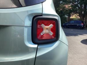 Usados Luz trasera derecha Jeep Renegade (BU) 1.5 T e-Hybrid 16V Precio € 150,00 Norma de margen ofrecido por Gebr Opdam B.V.