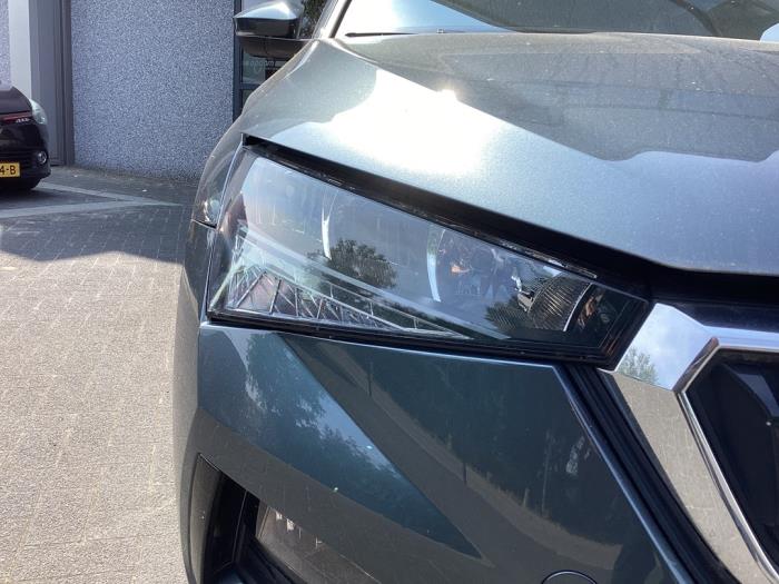 Używane Reflektor prawy Skoda Scala 1.0 TSI 115 Cena € 400,00 Procedura marży oferowane przez Gebr Opdam B.V.
