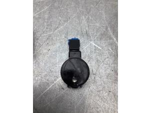 Usados Sensor de lluvia Peugeot 3008 II (M4/MC/MJ/MR) 1.6 16V PureTech 180 Precio € 25,00 Norma de margen ofrecido por Gebr Opdam B.V.