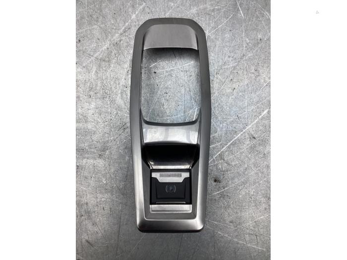 Używane Przelacznik hamulca postojowego Peugeot 3008 II (M4/MC/MJ/MR) 1.6 16V PureTech 180 Cena € 30,00 Procedura marży oferowane przez Gebr Opdam B.V.