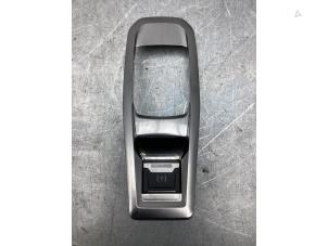 Usados Interruptor de freno de mano Peugeot 3008 II (M4/MC/MJ/MR) 1.6 16V PureTech 180 Precio € 30,00 Norma de margen ofrecido por Gebr Opdam B.V.