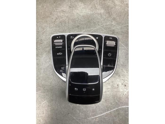 Używane Przycisk I-Drive Mercedes C Estate (S205) C-350 e 2.0 16V Cena € 150,00 Procedura marży oferowane przez Gebr Opdam B.V.