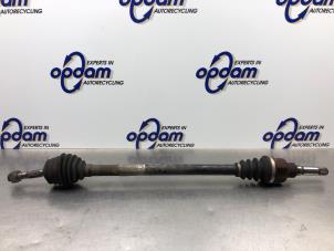 Begagnade Drivaxel, höger fram Peugeot 208 I (CA/CC/CK/CL) 1.0 Vti 12V PureTech Pris € 75,00 Marginaltabell erbjuds av Gebr Opdam B.V.