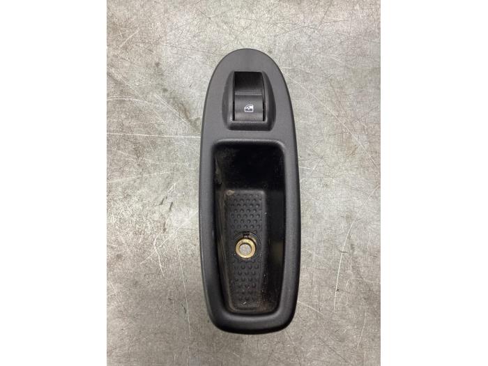 Usados Interruptor de ventanilla eléctrica Fiat 500L (199) 1.3 D 16V Multijet Precio € 30,00 Norma de margen ofrecido por Gebr Opdam B.V.