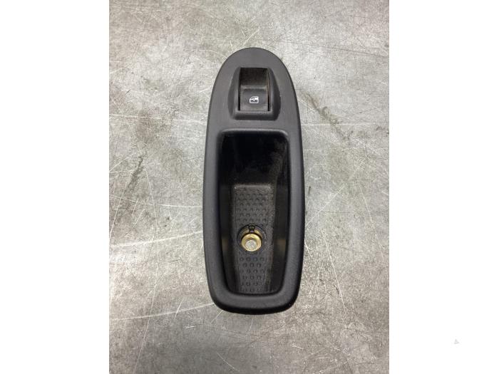 Usados Interruptor de ventanilla eléctrica Fiat 500L (199) 1.3 D 16V Multijet Precio € 30,00 Norma de margen ofrecido por Gebr Opdam B.V.