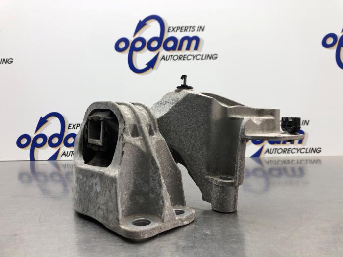 Used Engine mount Dacia Duster (HS) 1.6 16V Price € 32,00 Margin scheme offered by Gebr Opdam B.V.