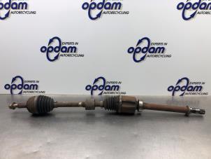 Usagé Arbre de transmission avant droit Dacia Duster (HS) 1.6 16V Prix € 125,00 Règlement à la marge proposé par Gebr Opdam B.V.